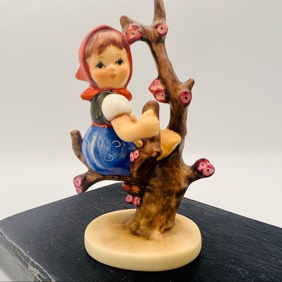 Goebel HUMMEL #141 Apple Tree Girl collectible figurine